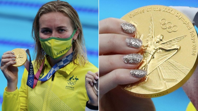 Ariarne Titmus holding gold medal