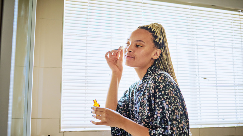 girl using face oil