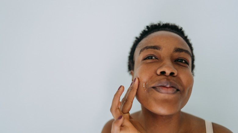 woman using oil on face