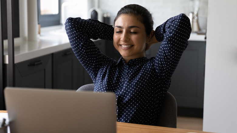 woman practicing workplace mindfulness