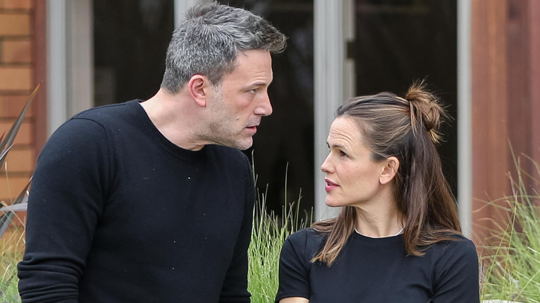 Ben Affleck and Jennifer Garner talking