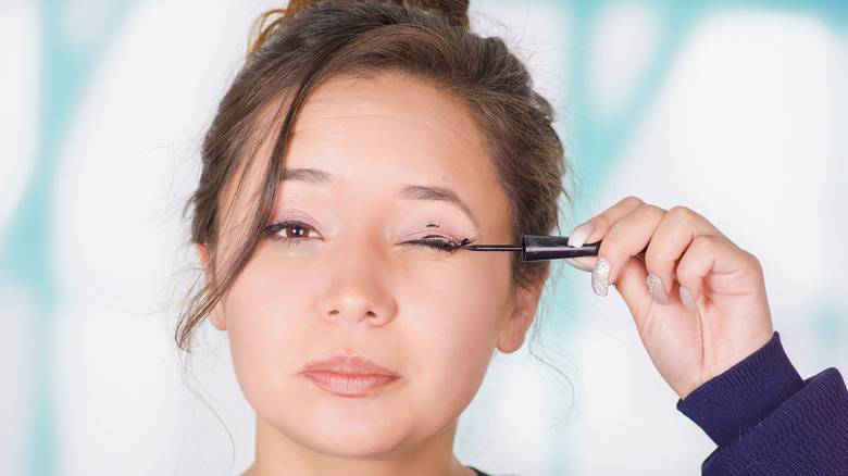 woman applying eyeliner wrong