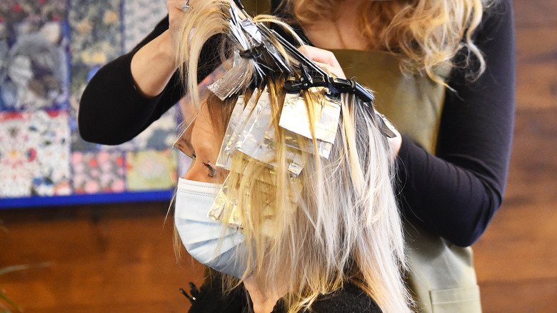 https://www.glam.com/img/gallery/balayage-or-foil-highlights-which-hair-coloring-style-is-right-for-you/intro-1660432381.jpg