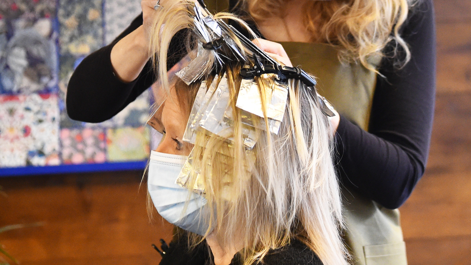 https://www.glam.com/img/gallery/balayage-or-foil-highlights-which-hair-coloring-style-is-right-for-you/l-intro-1660432381.jpg