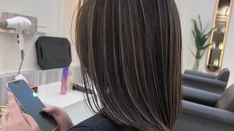 https://www.glam.com/img/gallery/balayage-or-foil-highlights-which-hair-coloring-style-is-right-for-you/what-to-know-about-foil-highlights-1660584539.jpg