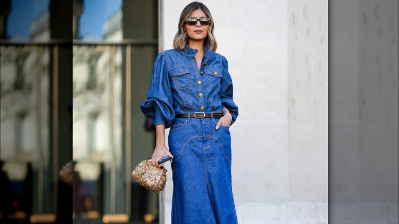 Woman wearing gold and blue