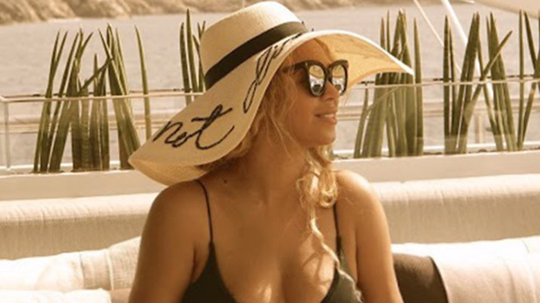 Beyoncé hat and sunglasses