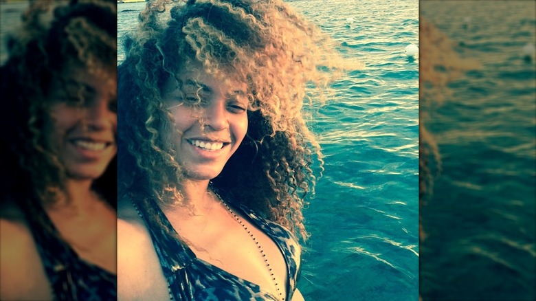 Beyoncé beach selfie