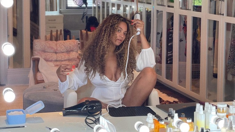 Beyoncé doing her hair