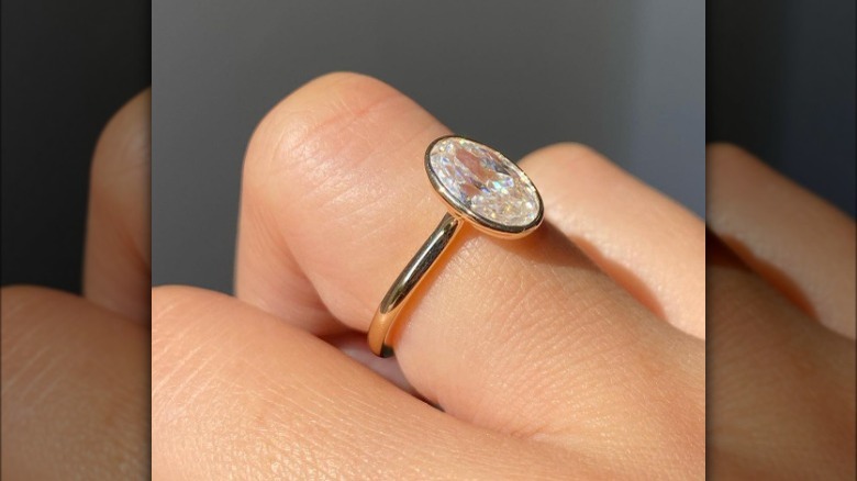 Oval bezel ring