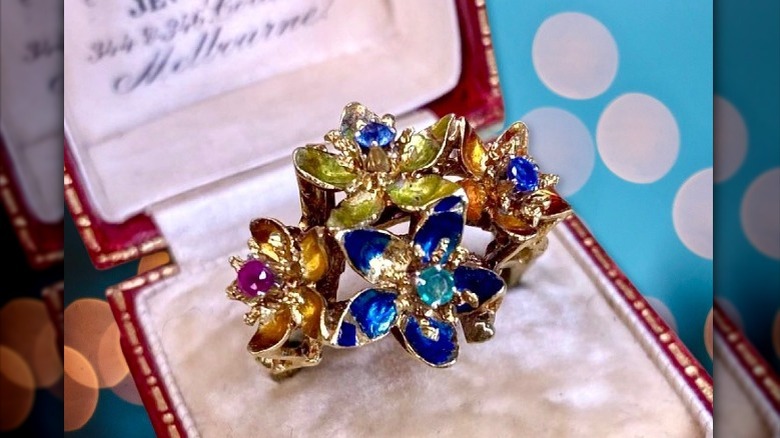 Instagram user @jedwardsjewellerytyabb showing vintage flower cocktail ring