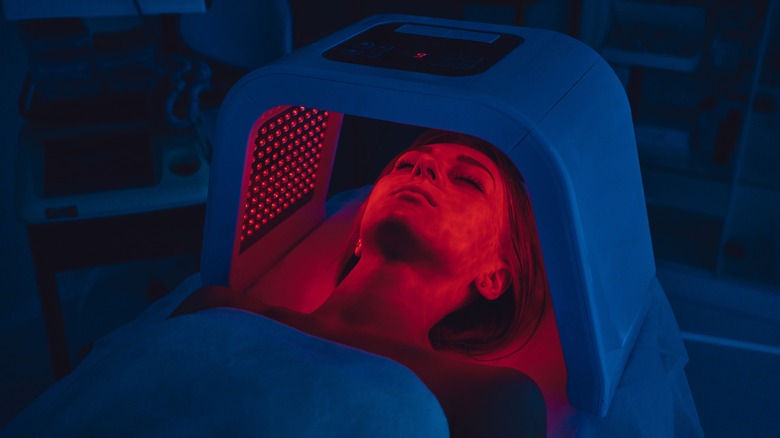 woman having red light therapy