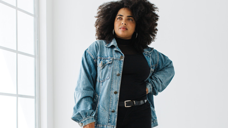 Plus-size model wearing '90s denim