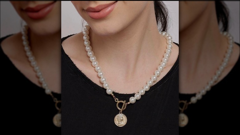 Pearl necklace with gold pendant