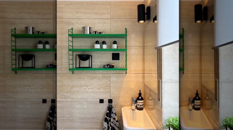 Bathroom with green accents by Instagram user @interiorhoch2