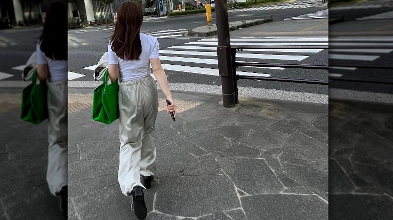 Woman with green handbag by Instagram user @mihachan_0903