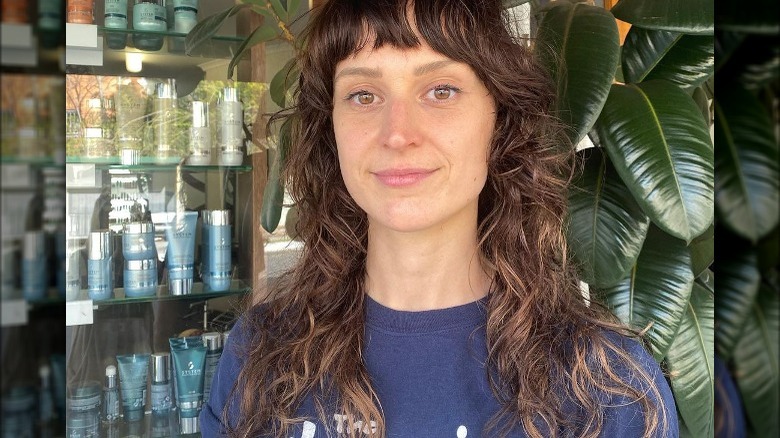 Woman with wavy shag haircut