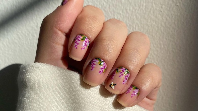 Bees and flowers manicure