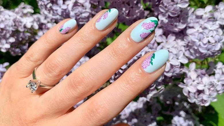 Blooming lilac nails