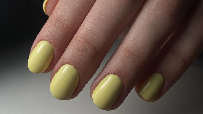 Pastel yellow short rounded nails