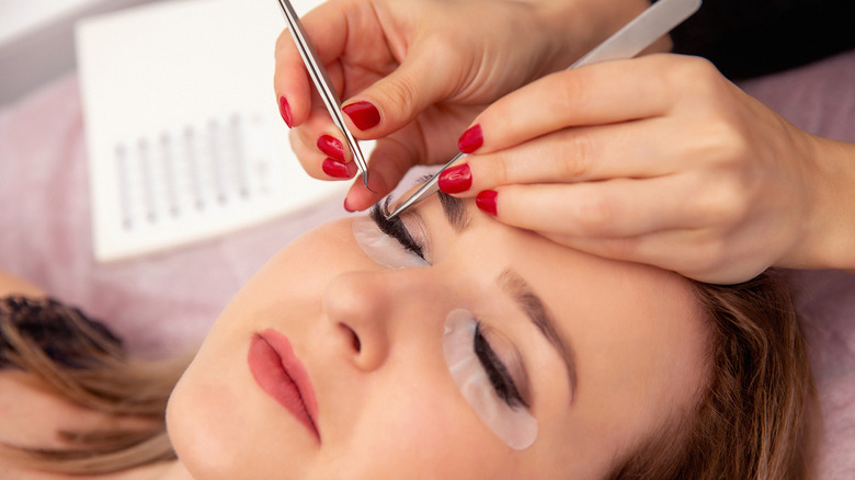 woman getting eyelash extensions