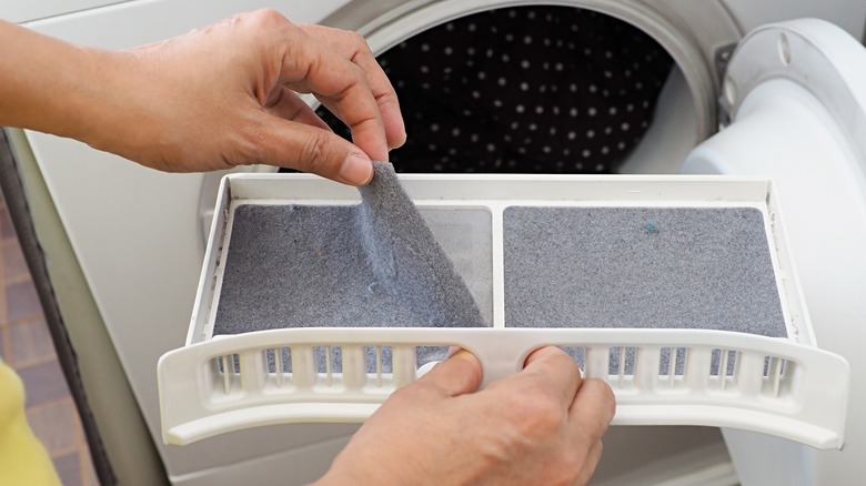 Cleaning dryer lint trap