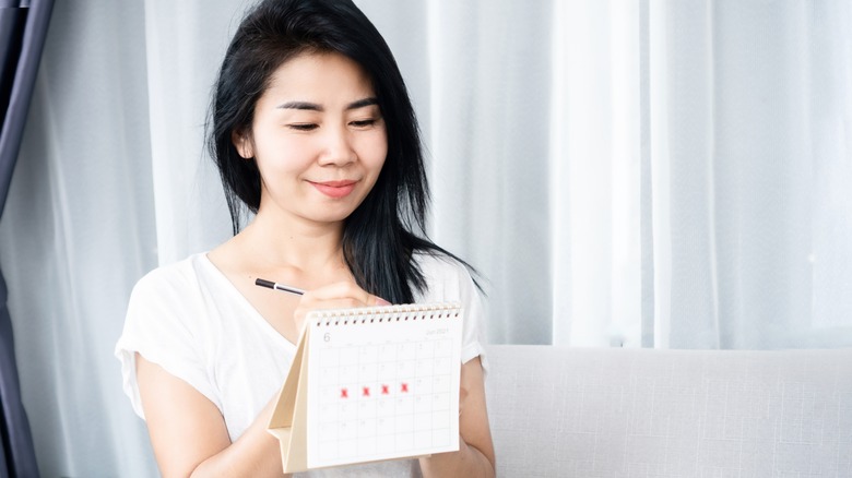 woman with menstrual cycle calendar