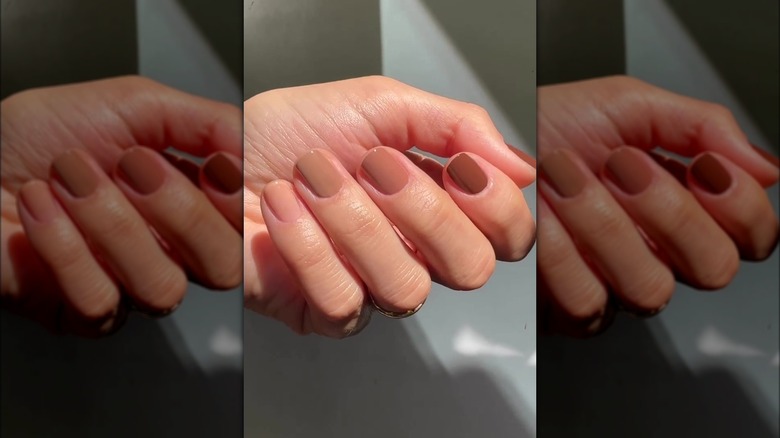 Short-cute multi-tonal nude nails