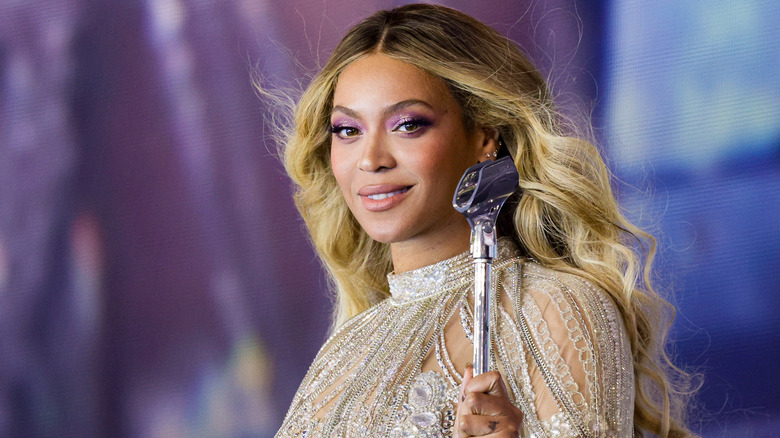 Beyoncé with voluminous waves