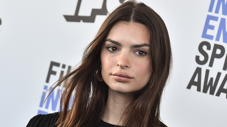 Emily Ratajkowski with natural makeup