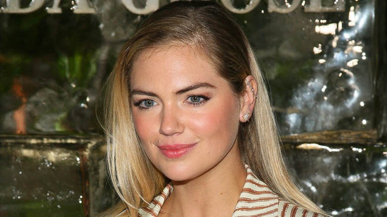 Kate Upton with a deep sidepart