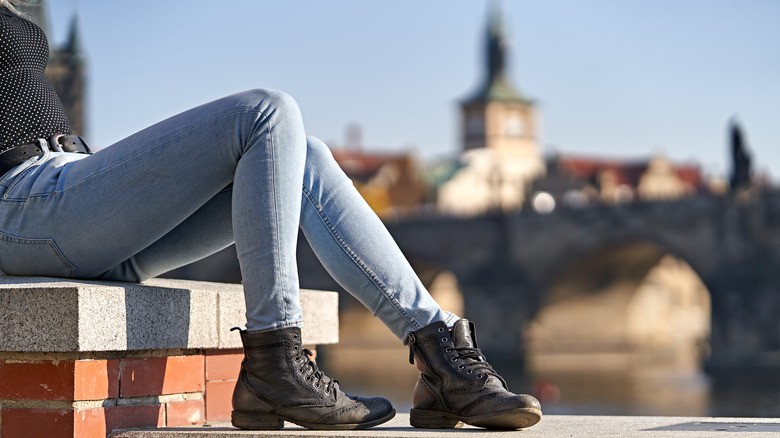 woman wearing skinny jeans