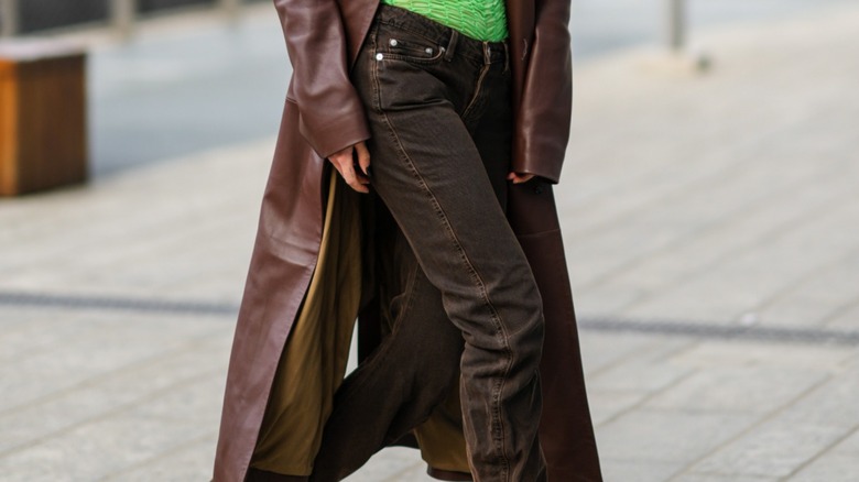 woman wearing brown jeans