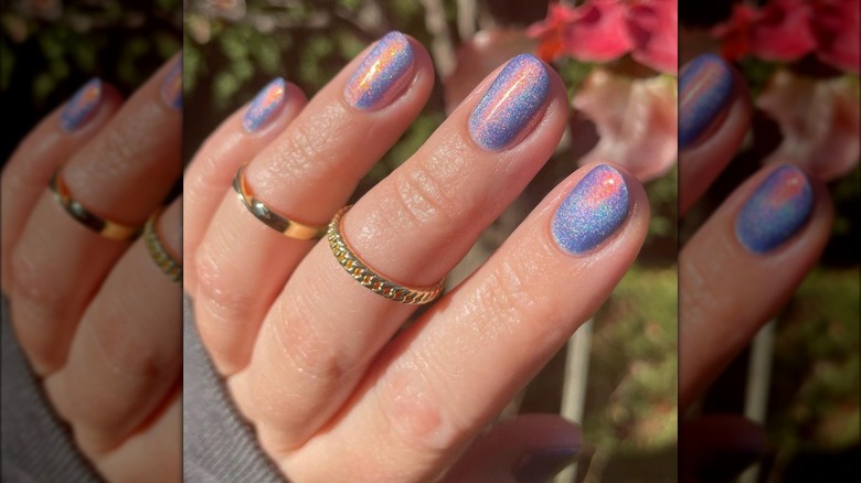 color-shifting short nails