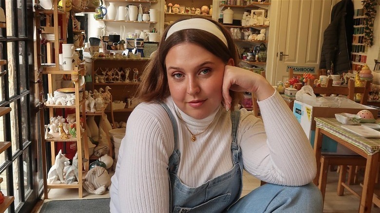 Cotton headband with middle-parted hair