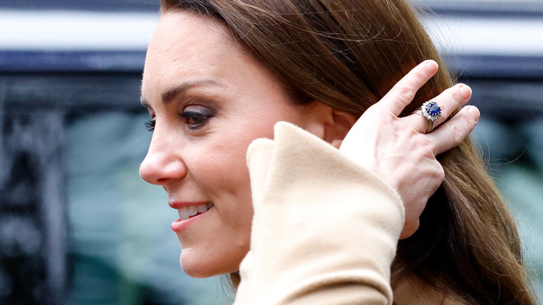 Kate middleton combs hair with fingers