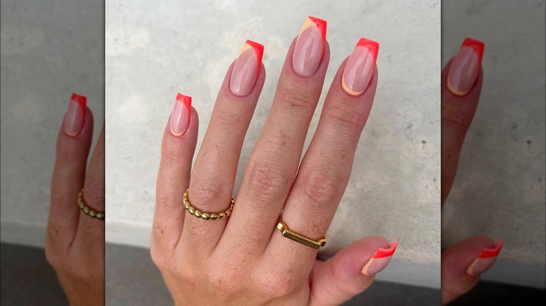 Two-toned coral manicure