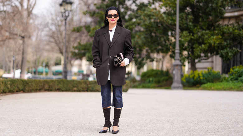 woman wearing cropped jeans