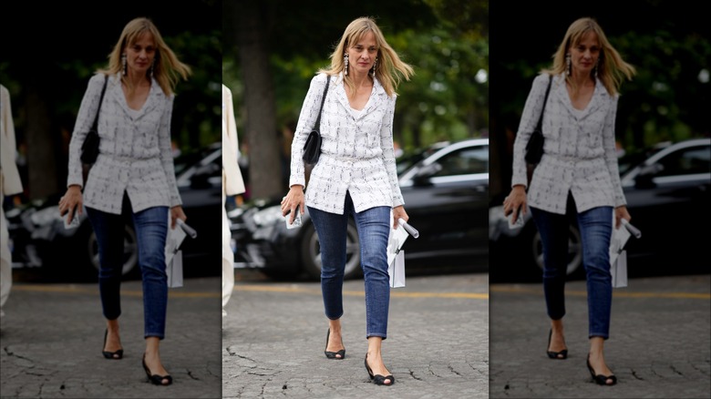 woman wearing skinny cropped jeans