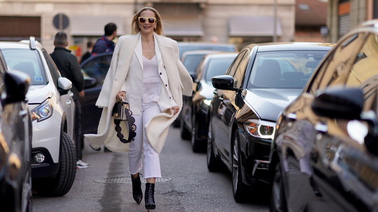 woman wearing white cropped jeans