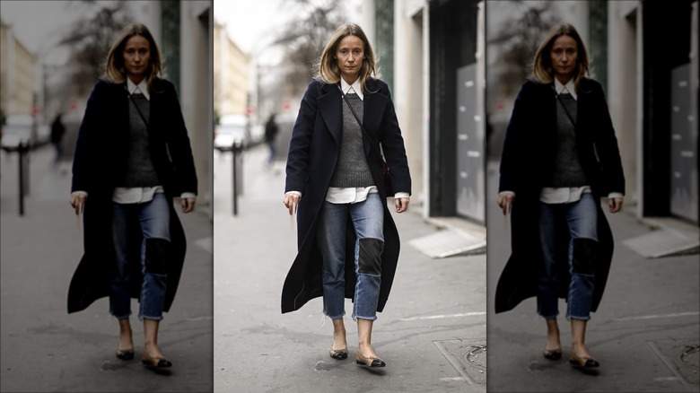 woman wearing cropped jeans