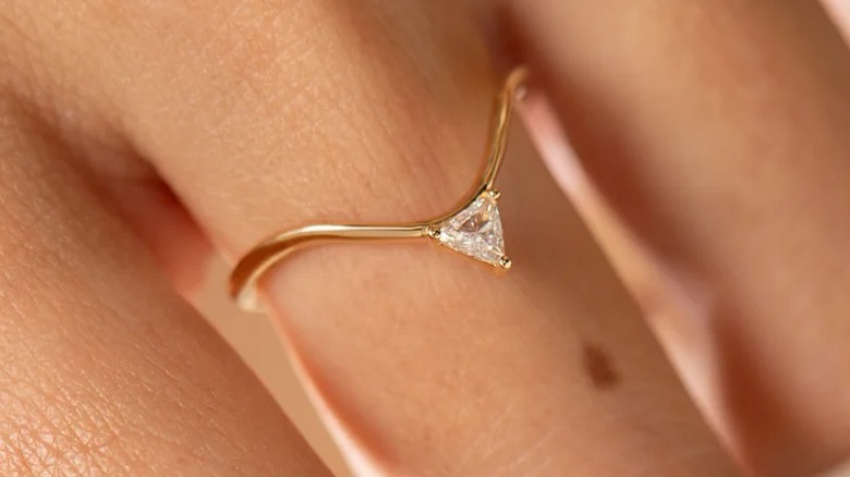 Curved band with triangle-cut diamonds