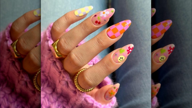 Checkerboard daisy nails