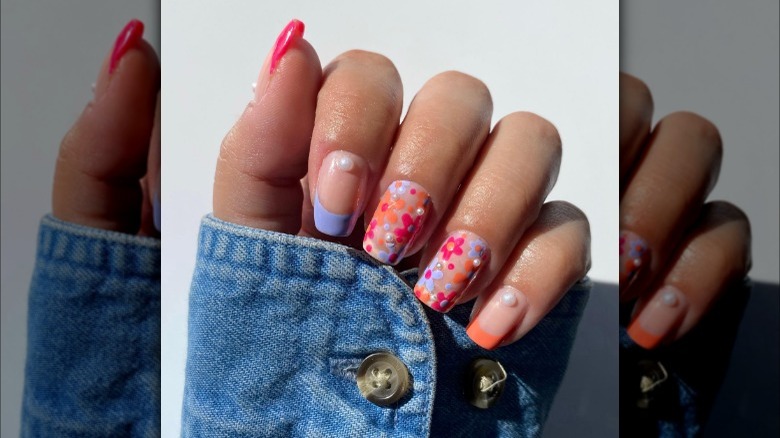 Manicure with daisies and pearls 