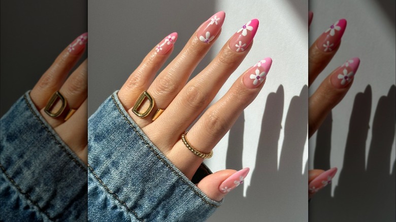 Daisy nails with gems