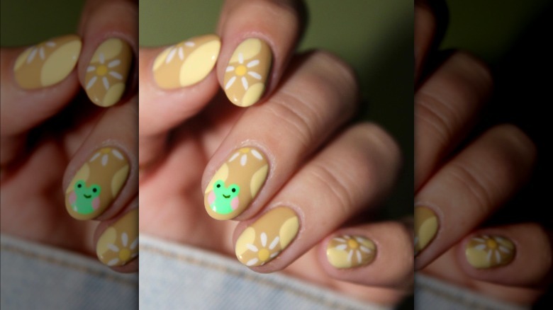 Daisy nails with frog cartoon