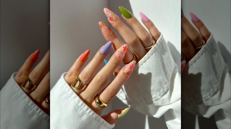 Colorful daisy manicure