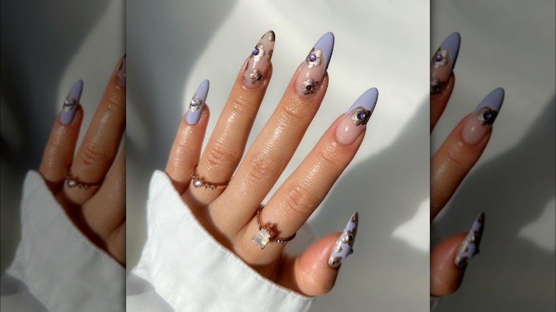 Metallic daisy nails