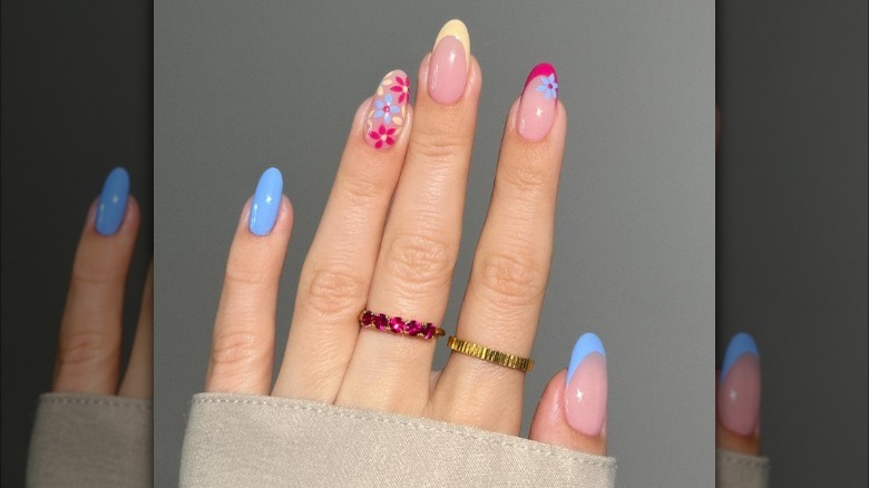 Three-color daisy manicure