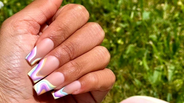 Instagrammer Ongles 95 showing wavy nails